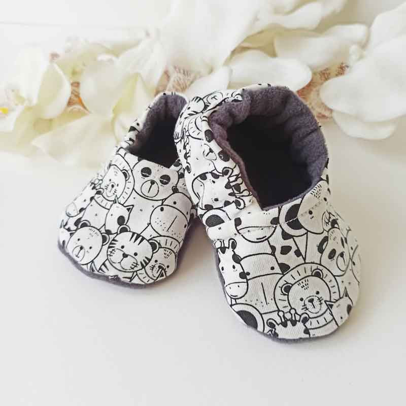 Chaussons bébé en tissu noir et blanc animaux intérieur polaire