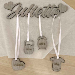 Prénom naissance personnalisé en bois modèle cœurs