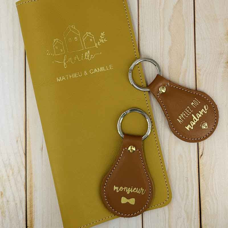 Coffret mariage : Protège livret de famille personnalisé et 2 porte-clés en cuir