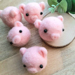 mobile bébé personnalisé cochons