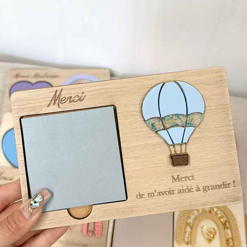 Support à post-it en bois avec montgolfière merci fin d'année scolaire