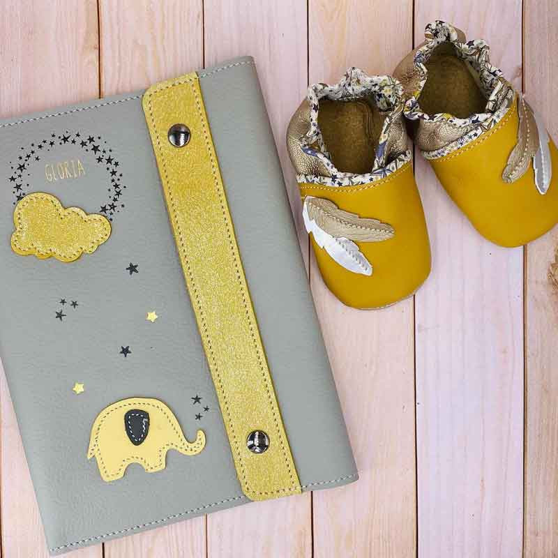 Coffret naissance bébé personnalisé : Protège carnet de santé et chaussons en cuir