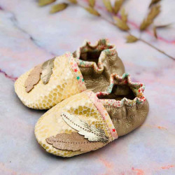 Chaussons bébé motif plumes