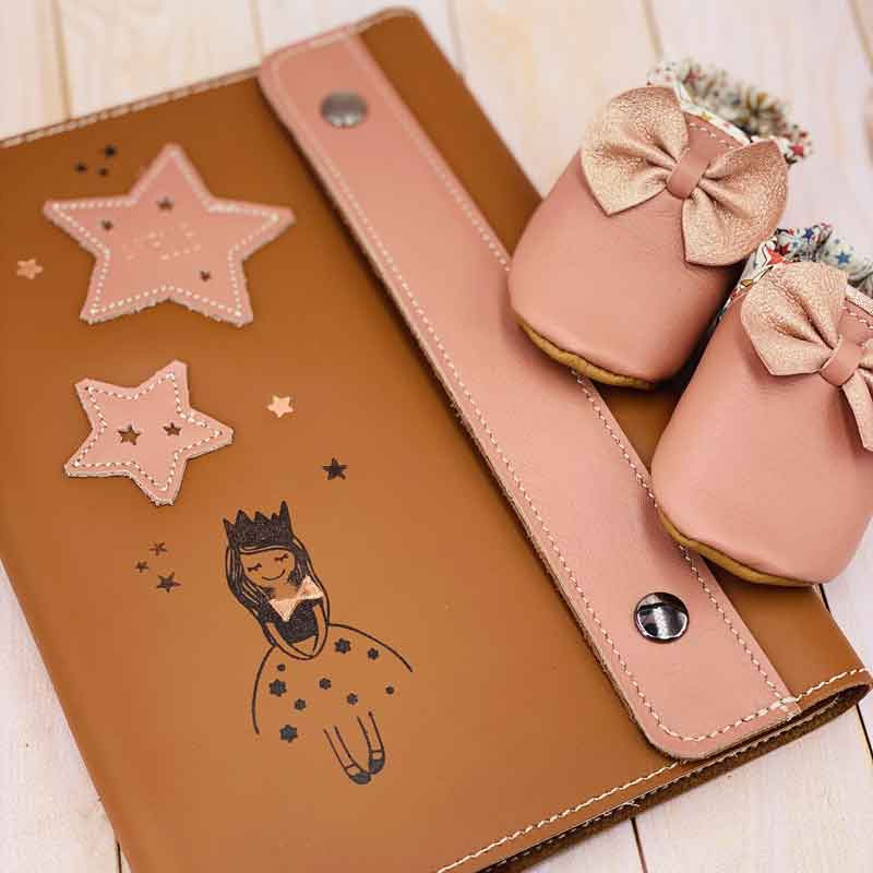 Coffret de naissance bébé fille personnalisé : Protège carnet de santé princesse et chaussons