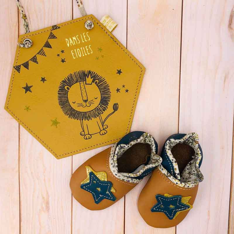 Coffret naissance bébé chaussons en cuir étoiles et pancarte de porte Lion