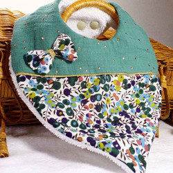 Bavoir en tissu liberty fleuri Wiltshire vert