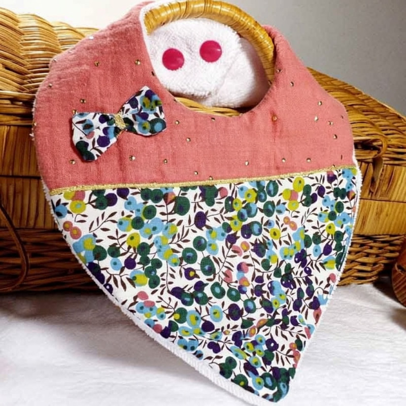 Bavoir bandana à fleurs avec noeud