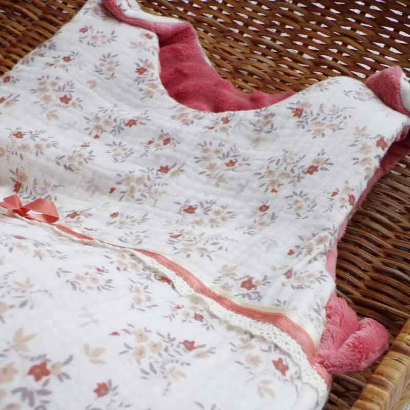 Gigoteuse en double gaze de coton fleurie rose et écru