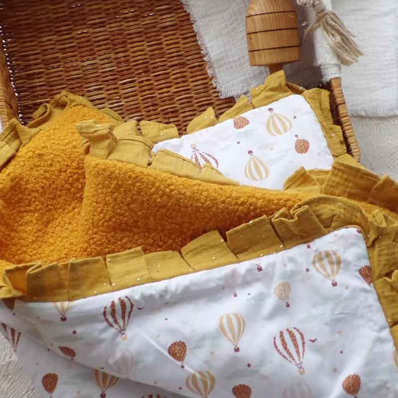 Couverture bébé molletonnée en double gaze et volants tissu Montgolfières