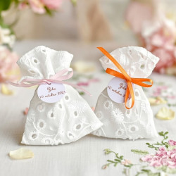 Pochons à dragées en tissu broderie anglaise blanche
