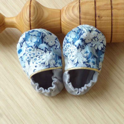 Chaussons bébé en liberty bleu