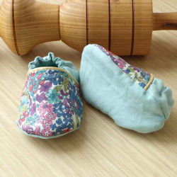 Chaussons bébé en tissu liberty à fleurs