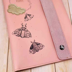 Protège carnet de santé en cuir filles papillons rose