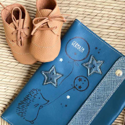 Protège carnet de santé prénom garçon motif hérisson en cuir bleu