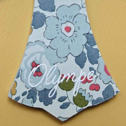 Croix bois et tissu fleuri avec prénom