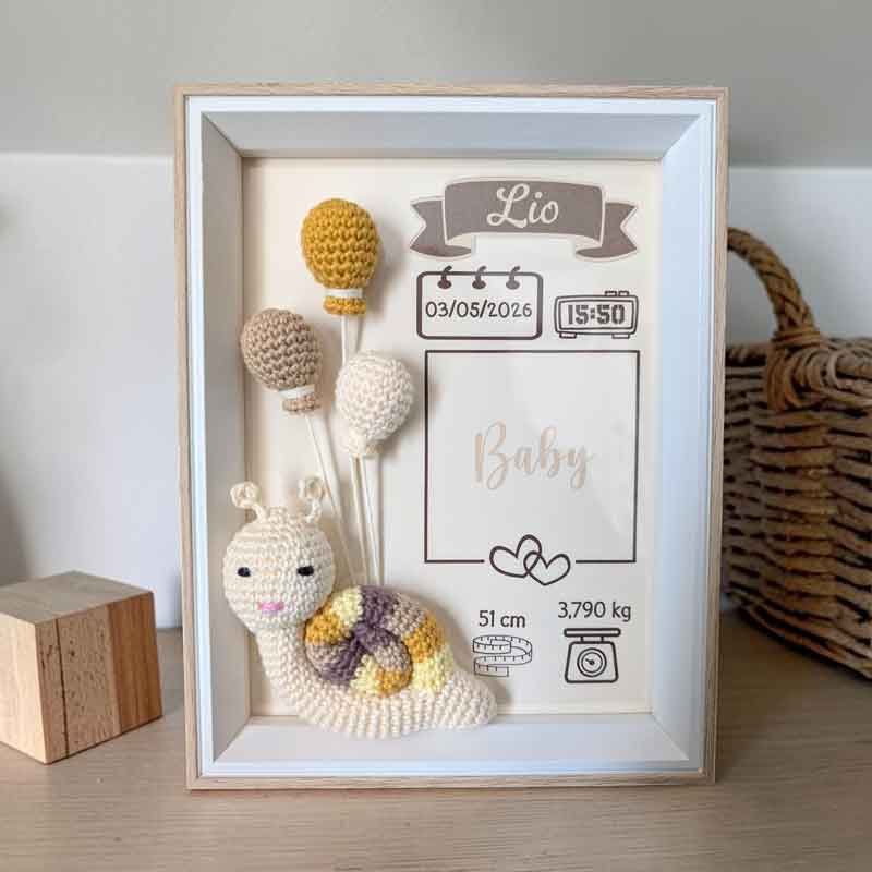 Cadre de naissance personnalisé en bois avec animal au crochet