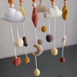 Mobile bébé couleurs terracotta, beige, moutarde, blanc