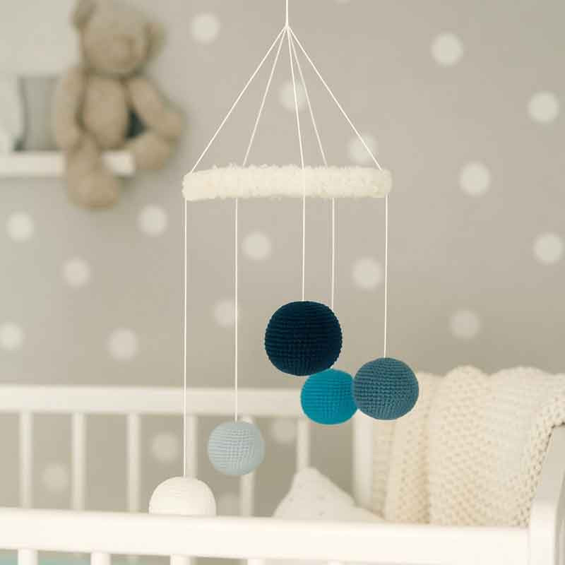 Mobile bébé en crochet inspiration scandinave 5 boules