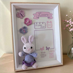 Cadre de naissance personnalisé en bois avec lapine au crochet et papillons