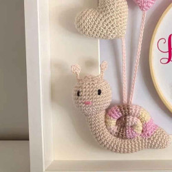Cadeau de naissance fille personnalisé avec escargot au crochet