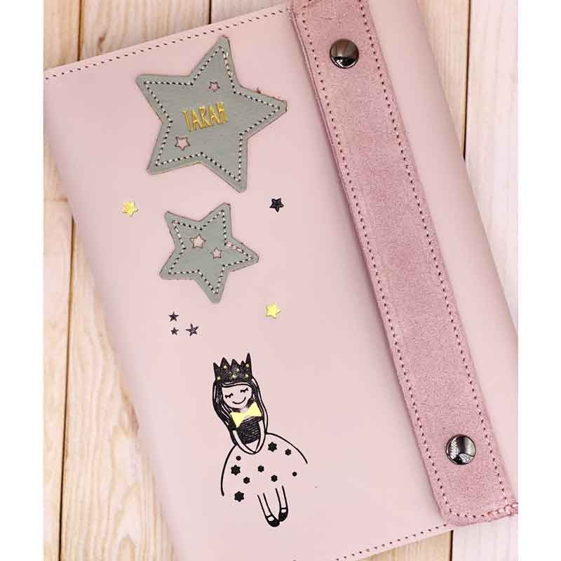 Protège carnet de santé en cuir avec prénom de fille