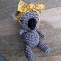 Petit koala gris au crochet avec bandeau