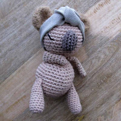 Amigurumi koala marron au crochet avec bandeau