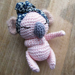 Bébé koala rose au crochet