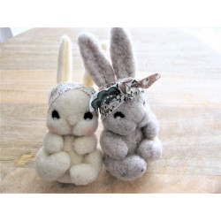 Peluche lapin en laine cardée
