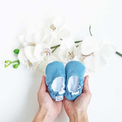 Chaussons bébé en tissu coton ajouré bleu