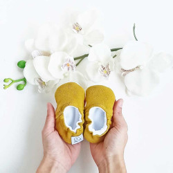Chaussons bébé en tissu coton ajouré moutarde