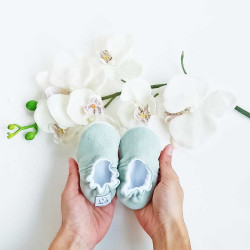 Chaussons bébé en tissu coton ajouré vert menthe
