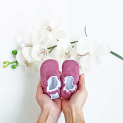 Chaussons bébé en tissu coton ajouré vieux rose
