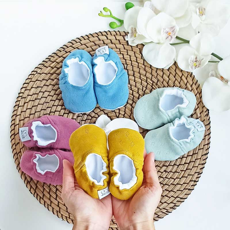 Chaussons bébé en tissu coton ajouré de couleur unie